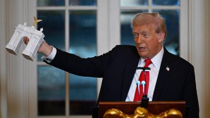 Bild: John McDonnell/AP/dpa
Trump stellte bei einem Spendendinner ein Modell für einen Triumphbogen in der US-Hauptstadt Washington vor.