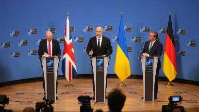 Bild: Virginia Mayo/AP/dpa
Von den Nato-Verteidigungsministern erhielt die Ukraine einige Hilfszusagen.