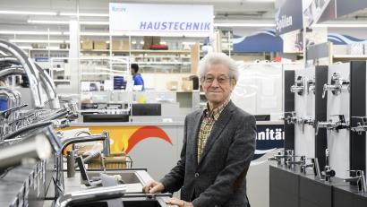 Archivbild: Gabi Schönberger
Zwischen Armaturen und Schrauben, Werkzeug und Fertigteilen hat Dieter Kirchgeßner einen Großteil seines Lebens verbracht. Nun ist der Unternehmer mit 88 Jahren verstorben.