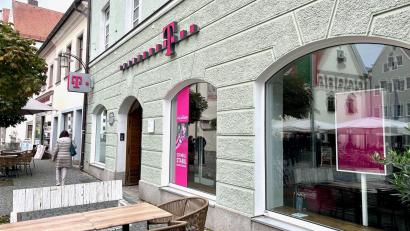 Bild: Gabi Schönberger
Dunkel und verlassen – am vergangenen Freitag ist der Telekom-Shop am Oberen Markt in Weiden für einen Tag geschlossen. Ein Zettel an der Eingangstür verweist auf die Filiale in der Max-Reger-Halle aus. Nach dem 30. November verschwindet der Laden für immer.