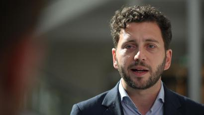 Bild: Shireen Broszies/dpa
Grünen-Chef Felix Banaszak übte heftige Kritik. (Archivfoto)