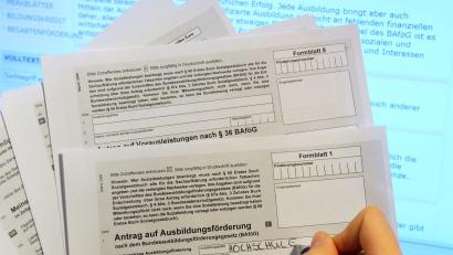 Archivbild: picture alliance / Marcus Brandt/dpa
Die Zahl der Bafög-Empfänger in Bayern ist in den vergangenen zehn Jahren deutlich gesunken.