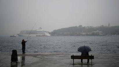 Bild: Francisco Seco/AP/dpa
Ein Regentag in Istanbul - angesichts der Wasserprobleme im Land sind darüber viele dankbar. (Archivbild)