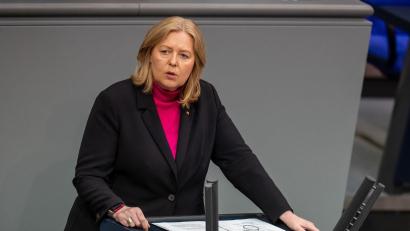 Bild: Michael Kappeler/dpa
Bundesarbeitsministerin Bärbel Bas (SPD) verteidigt das Rentenpaket.