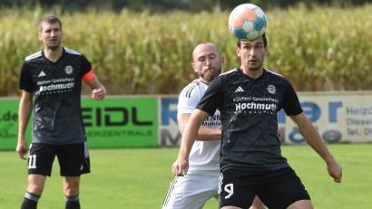 Archivbild: Gerhard Büttner
Andras Lorenz (vorne, schwarzes Trikot) und der FC Wernberg haben sich mit einer eindrucksvollen Serie an die Spitzenteams der Bezirksliga Nord herangearbeitet. Am kommenden Sonntag trifft die Mannschaft von Bastian Lobinger mit dem FC Raindorf auf ein solches.