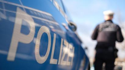 Symbolbild: Bernd Weißbrod/dpa
Ein 83-jähriger Autofahrer verursacht in Schwandorf einen Unfall und fährt einfach weiter. Ein Zeuge versucht vergeblich, ihn zum Anhalten zu bewegen.