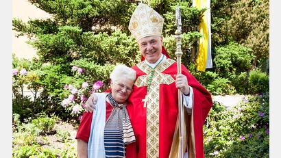 Bild: u
Der 25. Mai 2012 ist für Marianne Mendl ein unvergesslicher Tag. Kein Geringerer als der damalige Diözesanbischof Gerhard Ludwig Müller posierte mit ihr zum Foto und stellte dabei fest: „Sind wir nicht ein schönes Paar?“