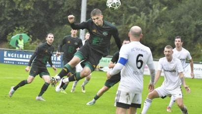 Archivbild: Hubert Ziegler
Nach einer Ecke kommt Henrik Brüggen (am Ball) von der DJK Ammerthal angeflogen. Den Höhenflug der vergangenen Spiele gilt es gegen Erlangen-Bruck fortzusetzen.