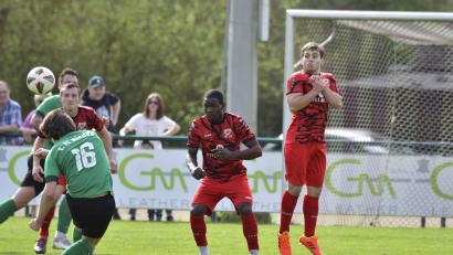 Archivbild: Hubert Ziegler
Adrian Robinson (Zweiter von rechts) war lange Zeit verletzt: Der SV Schmidmühlen hofft, dass sein Torjäger rechtzeitig zum Derby gegen den 1. FC Rieden wieder fit ist.