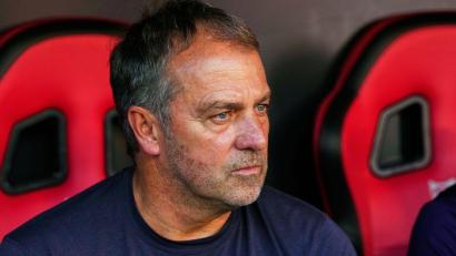 Bild: Jose Breton/AP/dpa
Sieht die Miami-Reise seines Clubs kritisch: Barcelonas Cheftrainer Hansi Flick. (Archivbild)