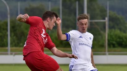 Archivbild: mhs
Eine Szene aus dem Hinspiel: Der TV Nabburg um Sebastian Zwack (links) setzte sich knapp mit 2:1 auf eigenem Platz gegen den Nachbarn SV Diendorf (im Bild Matthias Plöd) durch.