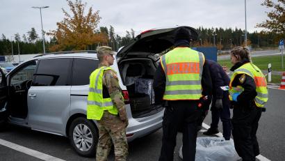 Bild: Marco Meier
Manche Autofahrer müssen nur ihre Fahrzeugpapiere vorzeigen, andere müssen mit einer längeren Kontrolle rechnen. Die Polizisten durchsuchen auch Kofferräume.