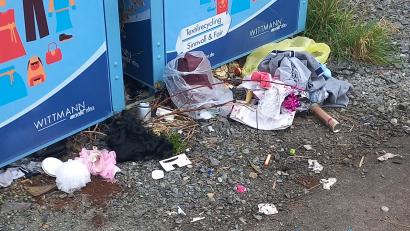Bild: Stadt Waldsassen/exb
Immer wieder kommt es vor, dass Müll und Unrat neben Sammelcontainern abgelagert werden - so wie hier in Waldsassen.