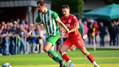 Archivbild: Schrems, Thomas
Während es für den SV Mitterteich um Kapitän Marco Kießling (links) im Spitzenspiel gegen Mistelgau um wichtige Punkte geht, hat Waldershof und Luca Foti (rechts) das schwere Auswärtsspiel beim FSV Bayreuth vor der Brust.