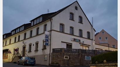 Bild: prh
Seit Jahren steht der ehemalige Gasthof "Schwarzer Adler" in Plößberg leer. Die Gemeinde erwarb das ortsprägende Gebäude. Nun gibt es ein erstes Konzept für die langfristige Nachnutzung.