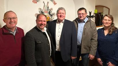 Bild: Freie Wähler Erbendorf/exb
Die Freien Wähler wollen mit Bernhard Schmidt (Mitte) künftig den Bürgermeister in Erbendorf stellen. Den Rücken stärken dem Vorsitzenden der Freien Wähler Stadtrat Dr. Hans Rose, Kreisvorsitzender Hubert Schicker, Vorstandsmitglied Markus Schreiber und stellvertretende Ortsvorsitzende Birgit Grünbauer (von links).