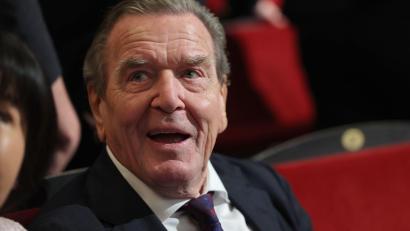 Bild: Jens Büttner/dpa POOL/dpa
Ex-Kanzler Gerhard Schröder wird im Untersuchungsausschuss des Schweriner Landtags zur Erdgasleitung Nord Stream 2 als Zeuge befragt. (Archivbild)