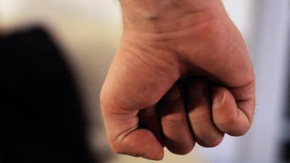 Symbolbild: picture alliance / Maurizio Gambarini/dpa
Ein polizeibekannter 54-Jähriger soll seine Ex-Partnerin Anfang des Jahres mehrfach in einer Obdachlosenunterkunft in Amberg brutal angegriffen haben. Nun muss der Angeklagte für mehrere Jahre in Haft.