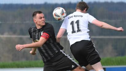 Archivbild: G. Büttner
Beim TSV Erbendorf ging zuletzt mit dem 2:0 gegen den VfB Rothenstadt eine skurrile Serie zu Ende: Seit elf Jahren hatte die Steinwaldelf kein Spiel mehr gewonnen, wenn Ausnahmestürmer Sandro Hösl (links) nicht dabei war. Beim Gastspiel in Grafenwöhr könnte Hösl erneut fehlen.