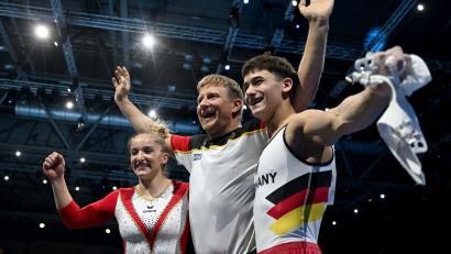 Bild: Marijan Murat/dpa
Karina Schönmaier und Trainer Anatol Ashurkov (M) jubeln mit Timo Eder über EM-Gold.