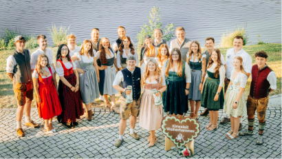 Bild: bk
Diese Kirwapaare stehen heuer in Weiherhammer mit den Nachwuchsgruppen zum Baumaustanzen am Sonntag bereit.