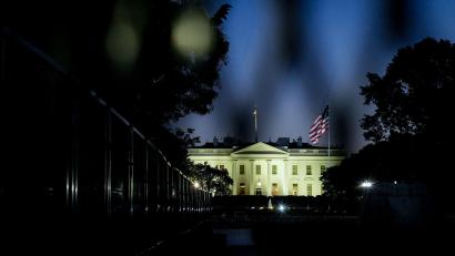 Bild: Kay Nietfeld/dpa
„No Kings“: Während in den USA am 18. Oktober 2025 Proteste gegen die Trump-Administration stattfinden, bleibt das Weiße Haus hinter einem Zaun gesichert.