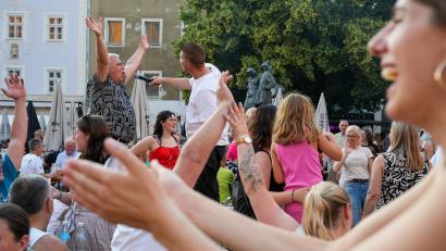 Archivbild: Petra Hartl
Beste Stimmung am Marktplatz beim Amberger Altstadtfest 2025: Im kommenden Jahr könnte es sogar wieder einmal länger, nämlich drei statt zwei Tage lang laufen.