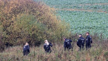 Bild: Bernd Wüstneck/dpa
Am Mittwoch durchkämmten Polizisten vor allem die Umgebung eines Tümpels bei Klein Upahl.