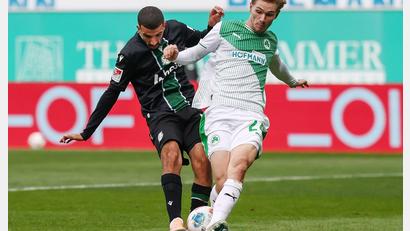 Bild: Daniel Löb/dpa
Greuther Fürths Marco John blockt den Schuss des Hannoveraners Waniss Taibi. (Archivbild)