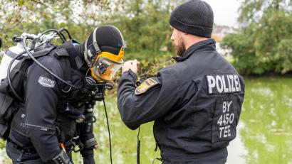 Bild: sbö
Die letzten Vorbereitungen kurz vor dem Tauchgang: In Wernberg-Köblitz wird ein Gewässer abgesucht.
