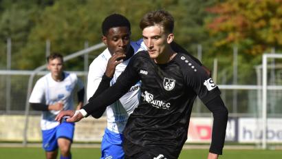 Archivbild: Hans Mark
Leonid Scheffer (vorne) und der 1. FC Schwarzenfeld empfangen am Samstag den VfB Bach.