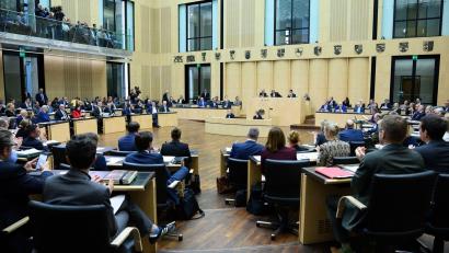 Bild: Bernd von Jutrczenka/dpa
Manche Entscheidungen des Bundesrats haben direkte Auswirkungen auf den Alltag der Menschen im Land.