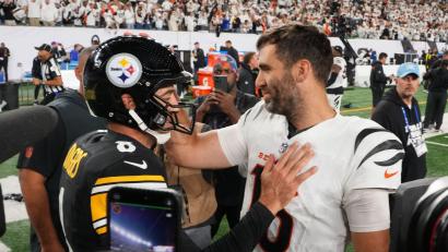 Bild: Jeff Dean/AP/dpa
Aaron Rodgers (l.) musste Joe Flacco zum Sieg gratulieren.