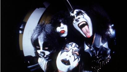 Bild: Richard Drew/AP/dpa
Kiss machte mit wildem Make-up, spektakulären Kostümen und theatralischen Live-Shows Furore. (Archivbild)