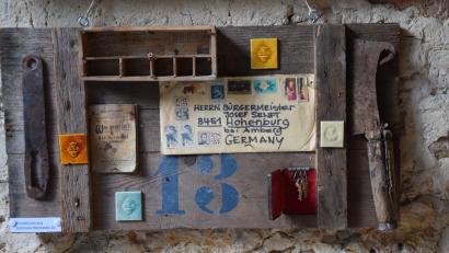 Bild: bö
Ein Geschichts-Dokument jüngerer Hohenburger Geschichte: Relikte aus dem Haus "Marktplatz 20" hat Matthias Weigold hier zusammengefügt.