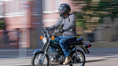 Bild: Hendrik Schmidt/dpa-Zentralbild/dpa
Alle vier Mopedfahrer wurden verletzt. (Symbolbild)