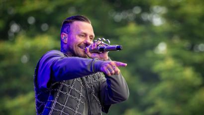 Bild: Daniel Karmann/dpa
Der deutsche Rapper Kontra K (Maximilian Diehn) hat Taylor Swift von Platz eins in den Album-Charts vertreiben können. (Archivbild)