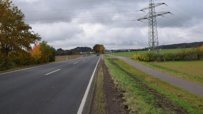 Bild: fz
An der Staatsstraße von Weiden nach Etzenricht wäre am Masten des Bayernwerks der Einspeisepunkt ins Netz der gegenüberliegenden Batteriespeicheranlage angedacht gewesen. Das hat der Gemeinderat nun abgelehnt.