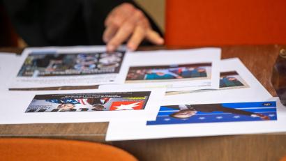 Bild: Peter Kneffel/dpa
Bystrons Verteidiger versuchte in dessen Abwesenheit, die Vorwürfe vor Gericht mit Hilfe anderer Abbildungen zu relativieren.