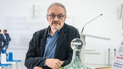 Bild: Armin Weigel/dpa
Der österreichische Kabarettist Josef Hader ist mit der „Bairischen Sprachwurzel“ geehrt worden.