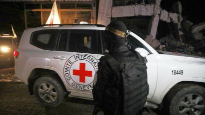 Bild: Yousef Al Zanoun/AP/dpa
Die Hamas übergab die mutmaßliche Leiche einer weiteren Geisel an das Rote Kreuz. (Archivbild)