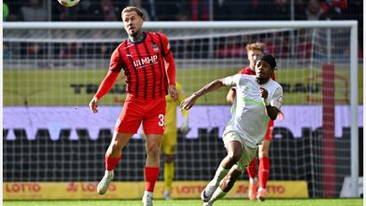 Bild: Jan-Philipp Strobel/dpa
Niklas Dorsch und Heidenheim holen einen Punkt gegen Bremen.