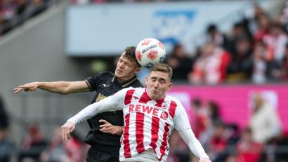 Bild: Marius Becker/dpa
Kölns Isak Johannesson (r) und Augsburgs Robin Fellhauer kämpfen um den Ball.