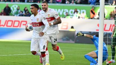 Bild: Swen Pförtner/dpa
Kein Jubel nach dem Tor aus Respekt vor seinem Ex-Club: Stuttgarts Tiago Tomas (l) nach dem 1:0 gegen den VfL Wolfsburg