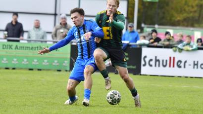 Bild: Hubert Ziegler
Michael Janner (rechts) von der DJK Ammerthal (hier im Zweikampf mit Malik Pankey vom FSV Erlangen-Bruck) brachte seine Mannschaft mit 1:0 in Führung.