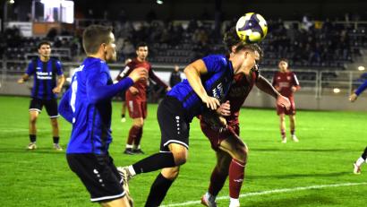 Bild: Gerhard Büttner
Kopfball von Christoph Fenninger, links beobachtet Niklas Lang die Szene: Die SpVgg SV Weiden rettete sich am Freitagabend in der Nachspielzeit zu einem 2:2-Unentschieden gegen den TSV Kornburg.