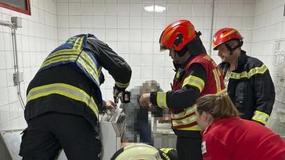 Bild: FFMOEDLING.AT/APA/dpa
Das Kind wurde mit Hilfe einer hydraulischen Schere befreit.