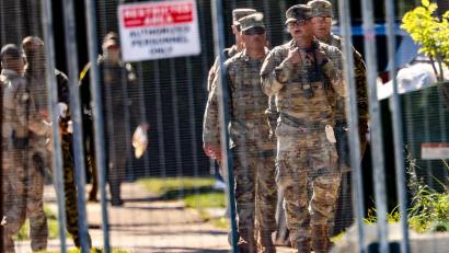 Bild: Stacey Wescott/TNS via ZUMA Press Wire/dpa
Bevor ein Gericht Trumps Pläne durchkreuzte, waren Nationalgardisten bereits an einer Einrichtung der Einwanderungsbehörde ICE in einem Vorort Chicagos zu sehen. (Archivbild)