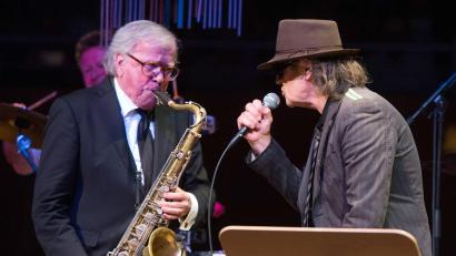 Bild: picture alliance / dpa
Doldinger musizierte immer wieder mit Lindenberg - wie hier 2016 bei einem Konzert in Düsseldorf zu Doldingers 80. Geburtstag. (Archivbild)