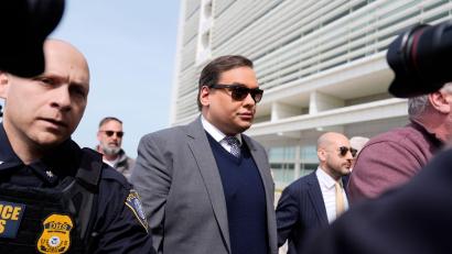 Bild: Julia Demaree Nikhinson/AP/dpa
George Santos wurde ursprünglich zu 87 Monaten Gefängnis verurteilt. (Archivbild)